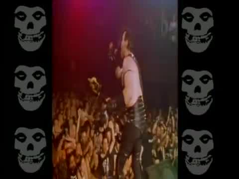 Misfits - Dig Up Her Bones